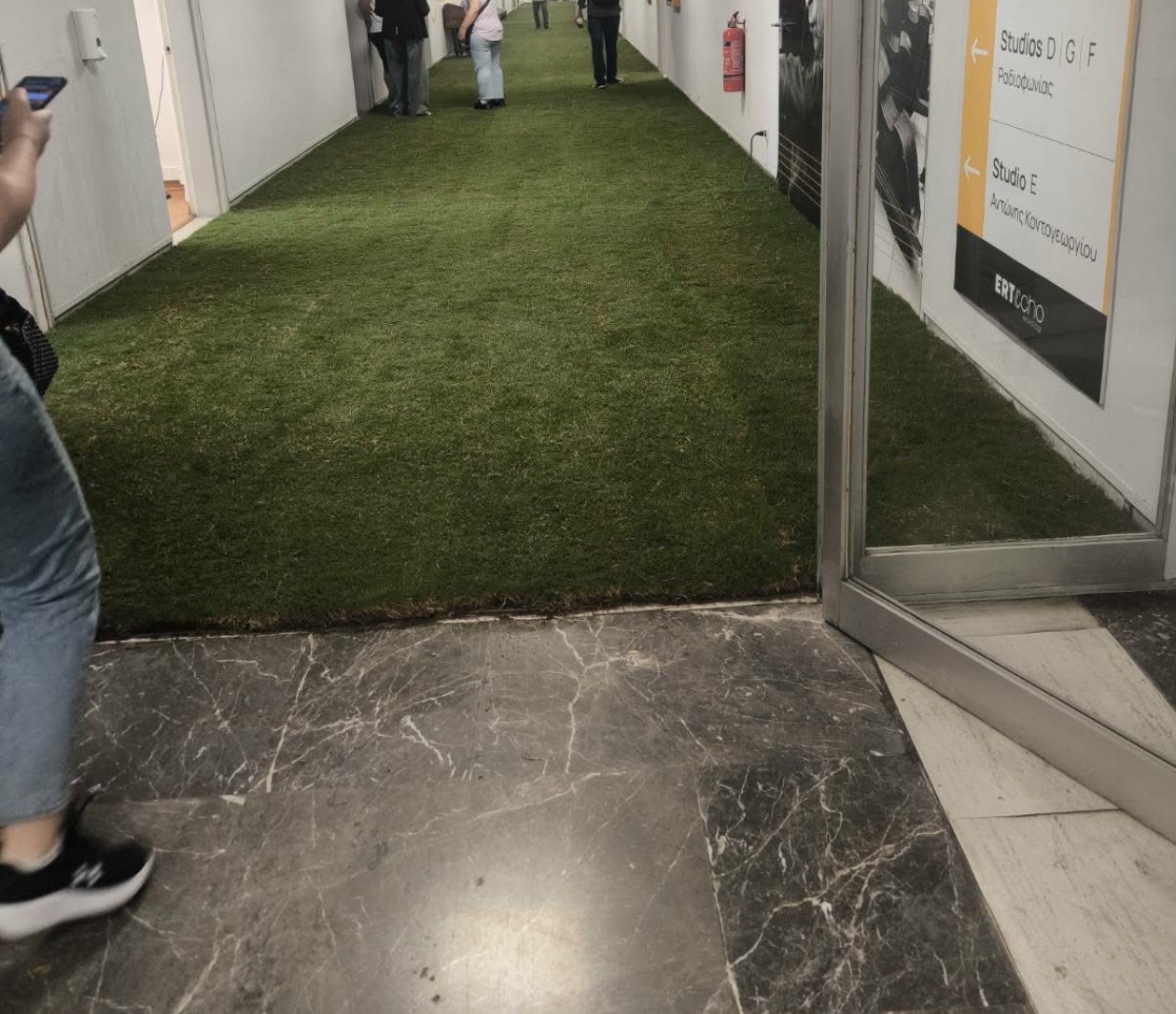 Ποδοσφαιρική ΕΡΤ με άχρηστα γηπεδάκια και χλοοτάπητα στο διάδρομο