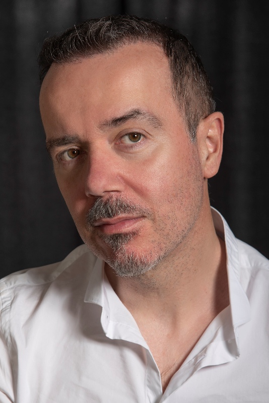 Ο Δημήτρης Υφαντής στη μουσική σκηνή Σφίγγα