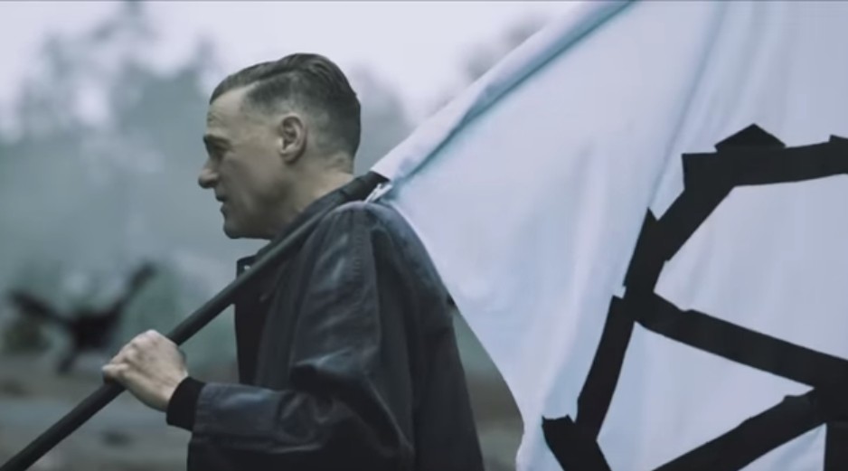 Ακούστε το νέο τραγούδι του Bryan Adams «What if There Were No Sides at All»