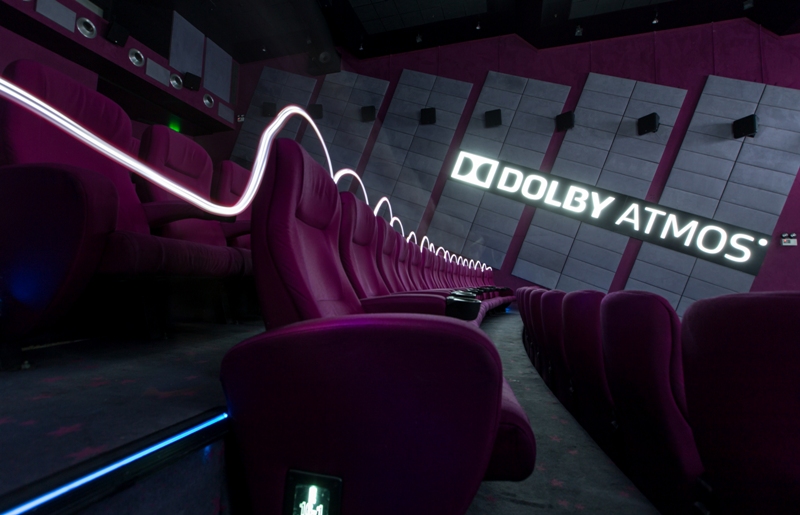 Μία sold out προβολή με τους fan να έρχονται μαζικά με t-shirts Muse, με πανό και merch της μπάντας