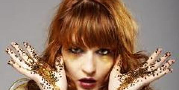 Η FLORENCE ΤΡΑΓΟΥΔΑΕΙ ΑΜΥ WINEHOUSE