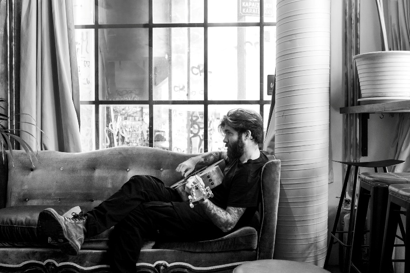 «Κοιτάζω Έξω»: Νέο τραγούδι από τον Στέλιο Τσουκιά