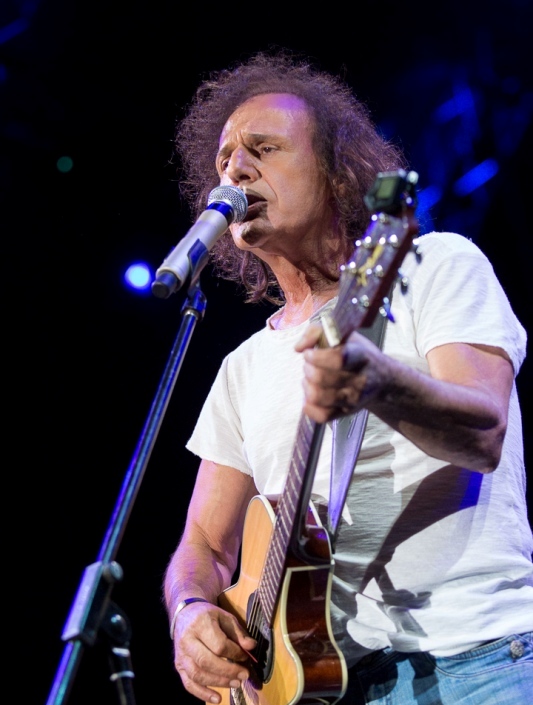 Ο Βασίλης Παπακωνσταντίνου στο ανοιχτό θέατρο Κολωνού