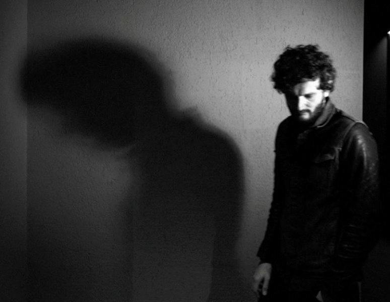 Η σκοτεινή pop συναντά την electronica