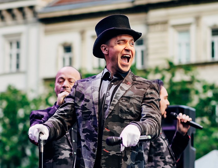 Η χορωδία Turetsky Choir and Soprano στον εξωτερικό χώρο του Ζαππείου