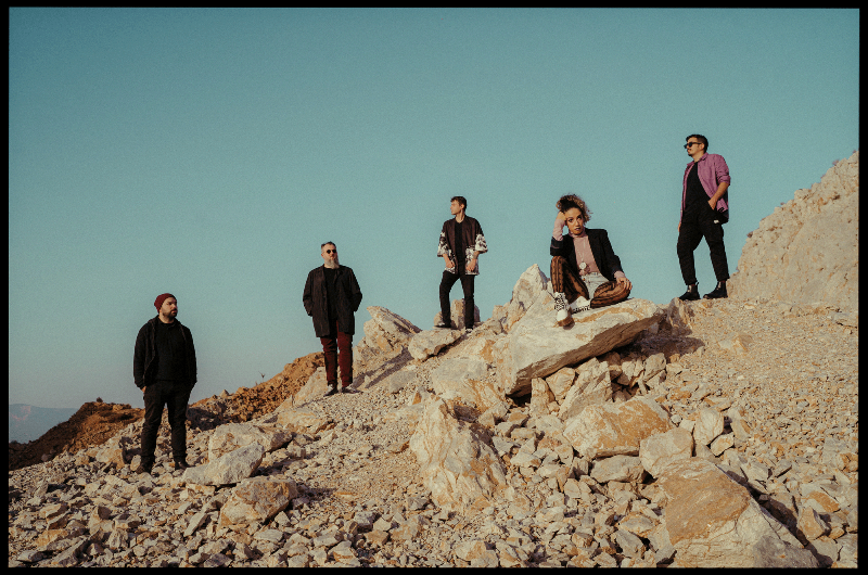 Loose Ties και Mislead συναντιούνται στη σκηνή του Nomads Athens