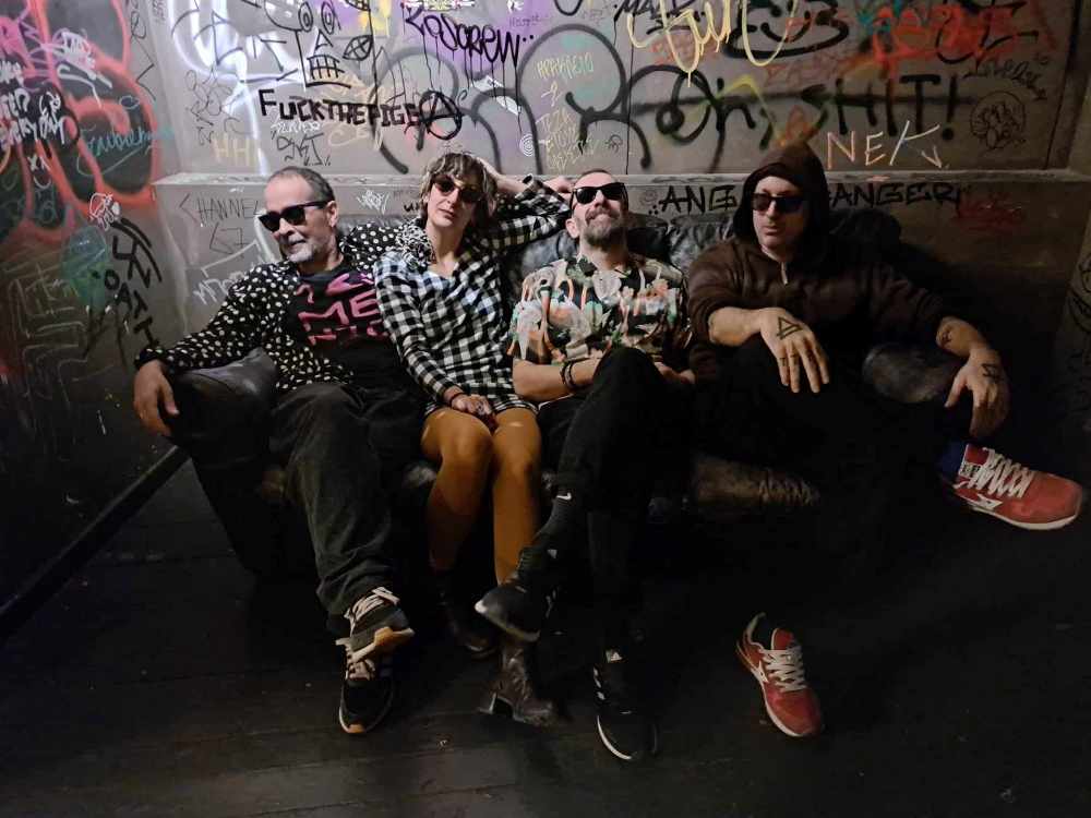 Οι ΤΣΙΜΕΝΤΟ παρουσιάζουν το πρώτο τους album