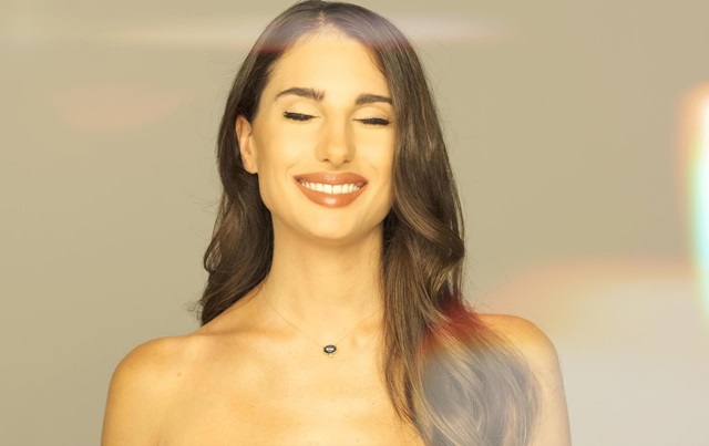 Η Παυλίνα Βουλγαράκη στον κήπο του Μεγάρου