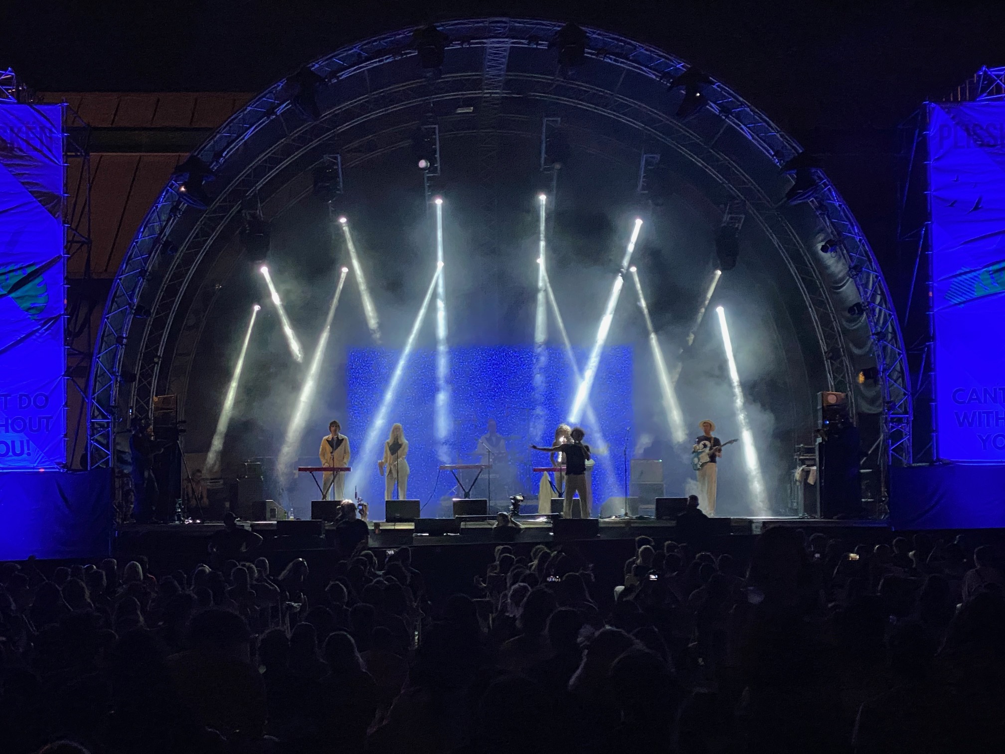 Oι La Femme μας υπενθύμισαν τι σημαίνει συναυλία