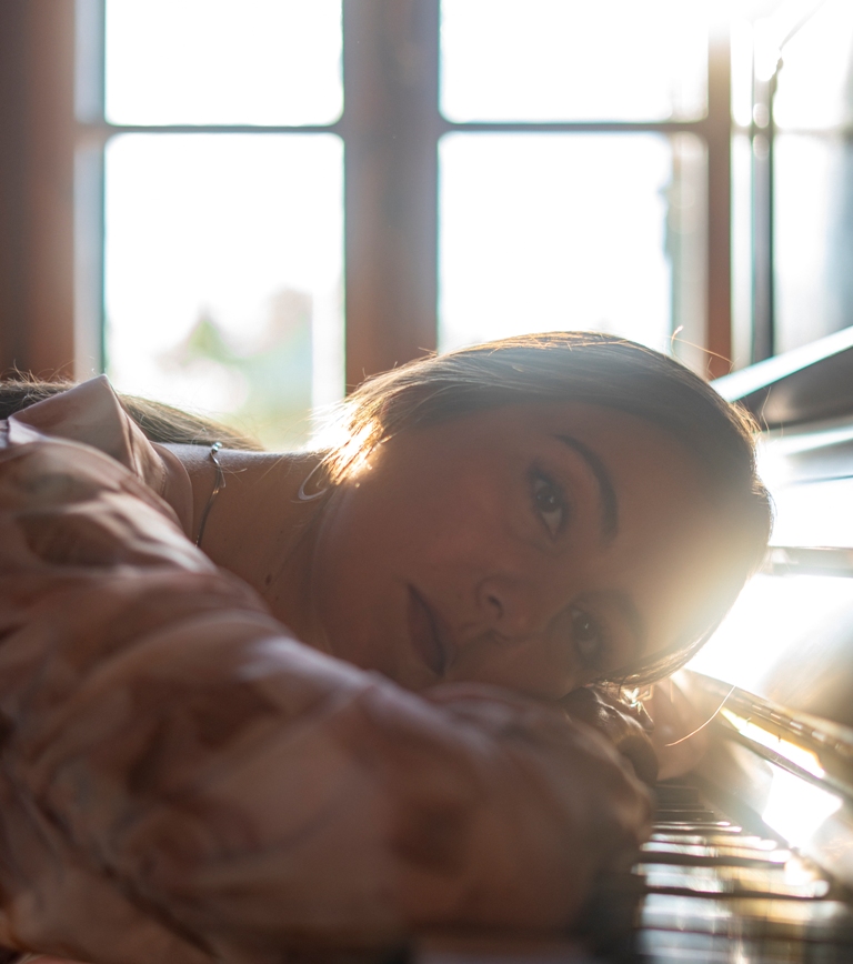 «PURPLE»: Το δισκογραφικό ντεμπούτο της Ismini