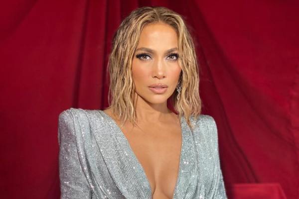 «Surprise!» Η Jennifer Lopez ποζάρει γυμνή για το νέο της τραγούδι