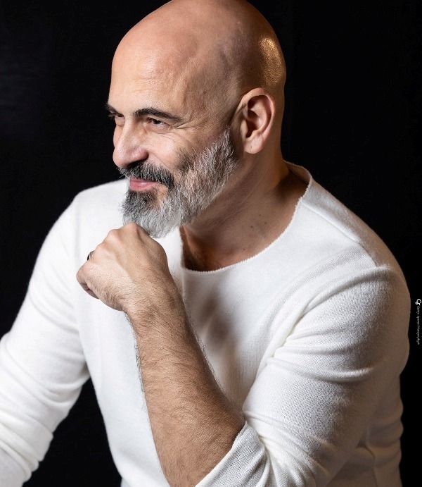 Ο Δημήτρης Μαραμής παρουσιάζει τον «Σκοτεινό Έρωτα»