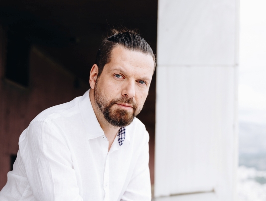 Ο Ηλίας Μακρίδης γράφει για την «Αύρα»