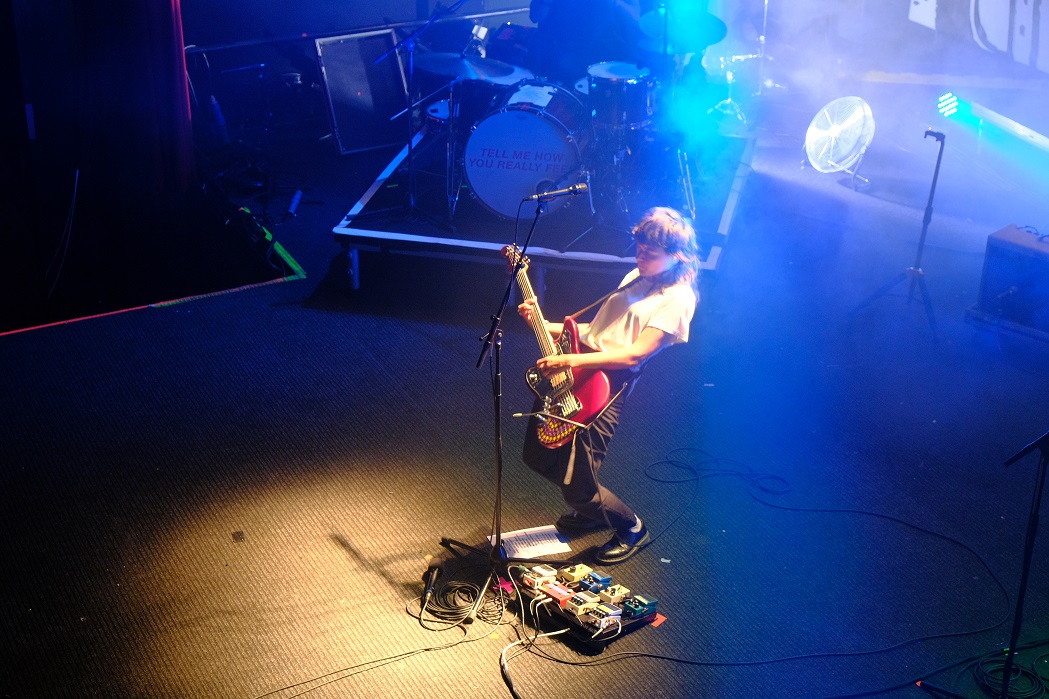 Καταλάβαμε πολύ καλά γιατί αξίζει η Courtney Barnett