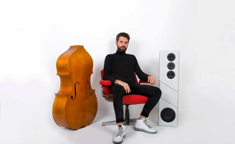 Ο Πέτρος Κλαμπάνης  σε streaming από το Half Note