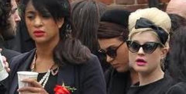 ΕΠΑΙΞΑΝ ΤΑ ΡΑΔΙΟΦΩΝΑ ΤΗΝ AMY WINEHOUSE;