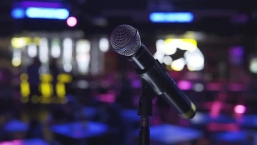 Χωρίς ζωντανή μουσική κέντρα διασκέδασης και μπαρ, χωρίς μικροφωνική η εστίαση