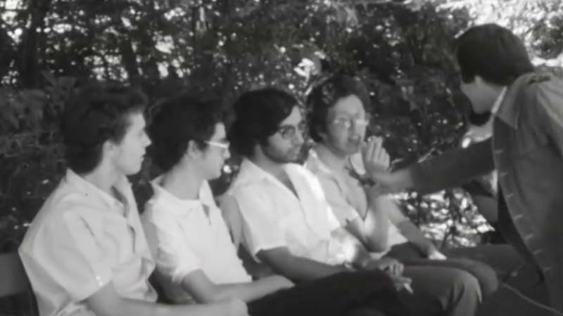 Μαθητές-καπνιστές και διευθυντές σχολείων του 1976 σε ρεπορτάζ της ΕΡΤ