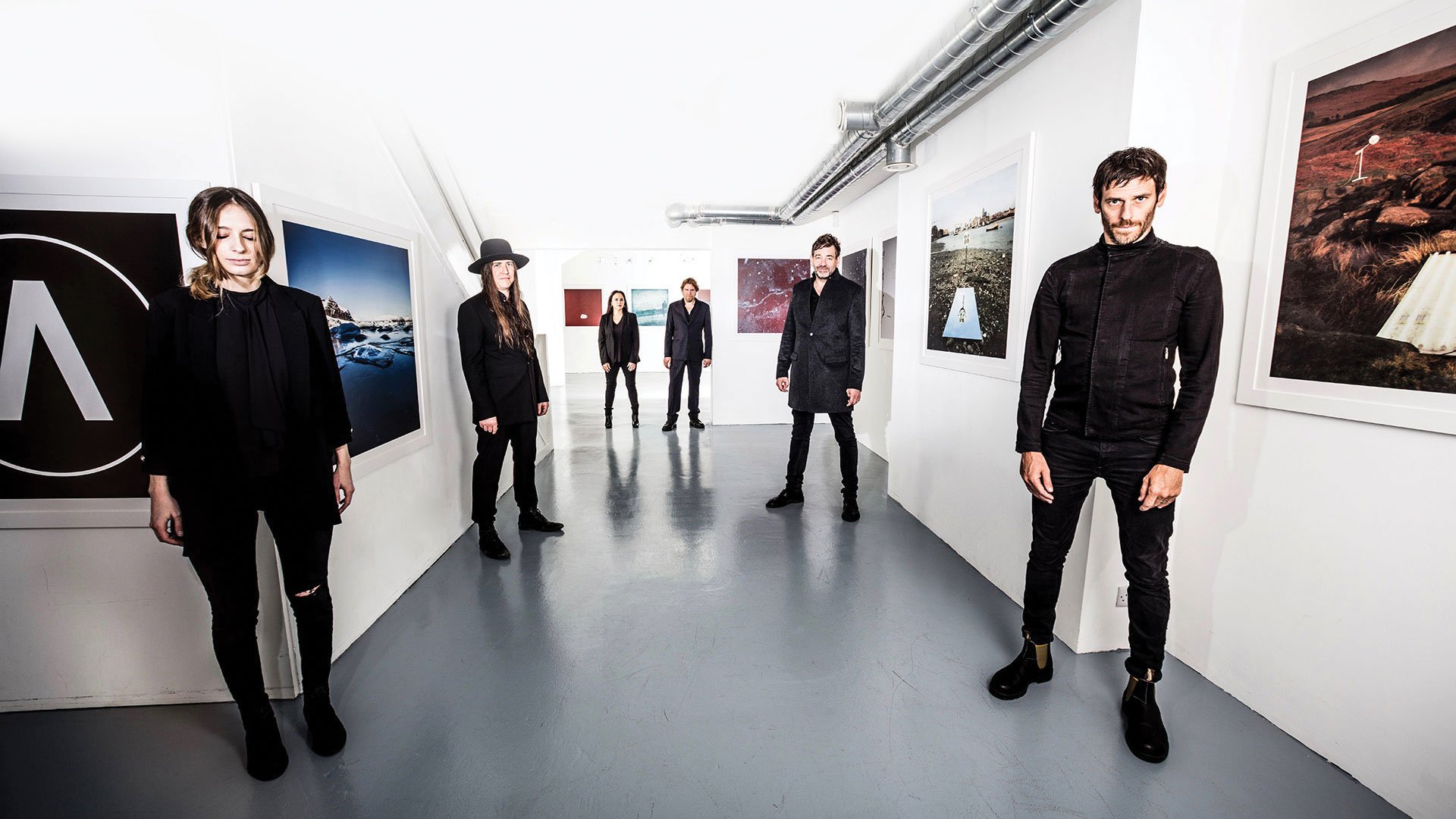 Οι Archive (κάτω) και η Ακρόπολη (από πάνω)