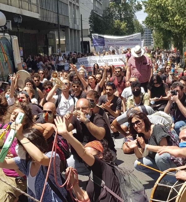 Κινητοποίηση καλλιτεχνών στο υπουργείο Εργασίας 