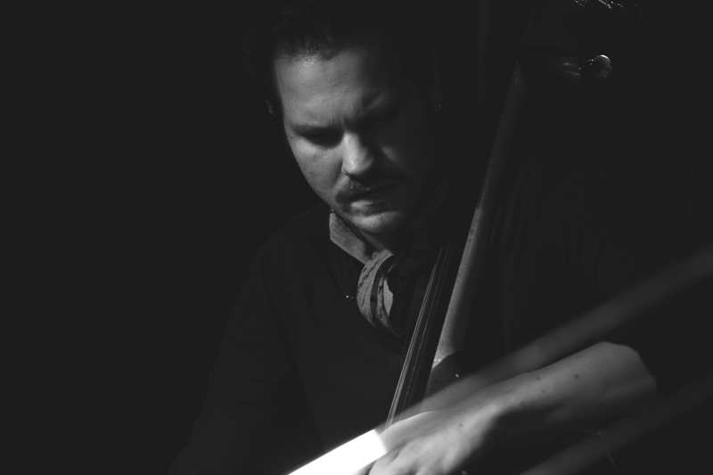 Ο κοντραμπασίστα Βασίλη Κουτσονάνος στο Half Note