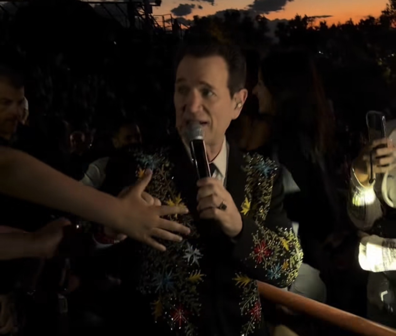 Πήγαμε, είδαμε τον Chris Isaak στον Λυκαβηττό
