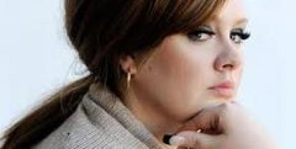 ΒΑΡΕΘΗΚΑΜΕ ΝΑ ΒΛΕΠΟΥΜΕ ΤΗΝ ADELE ΣΤΗΝ... ΚΟΡΥΦΗ