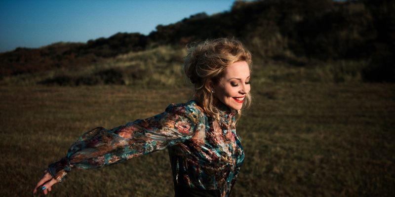 Η Anneke Van Giersbergen επιστρέφει στην Ελλάδα για μία ακουστική περιοδεία