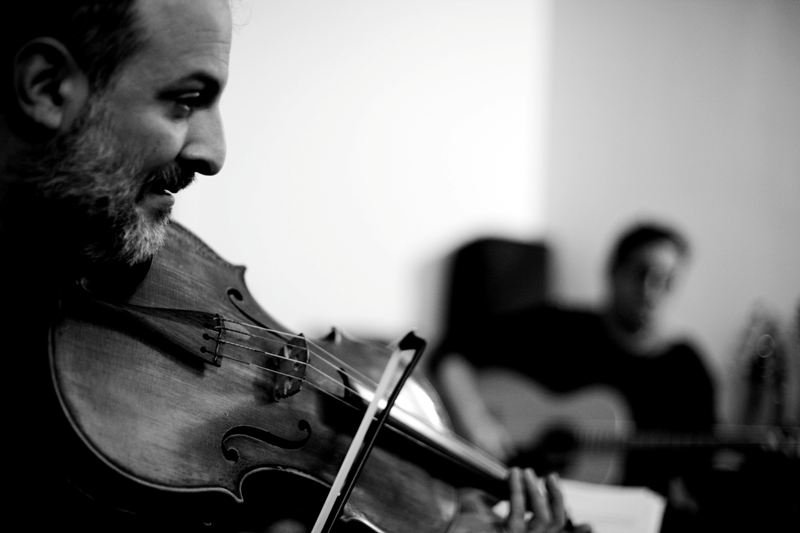 Η performance «Βενέμπρα, ένα έργο για φωνή, βιόλα και κιθάρα» στο Red Jasper Cabaret Theater