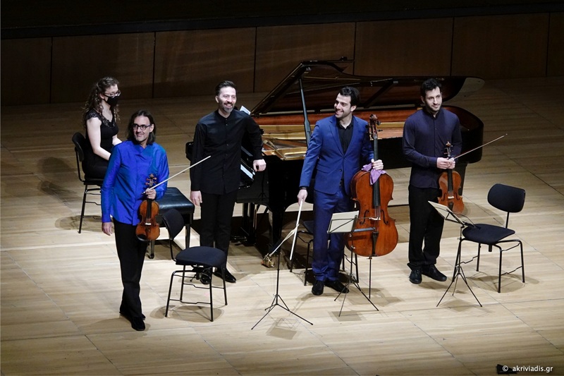 Ο Λεωνίδας Καβάκος συμπράττει με τη νεότερη γενιά ελλήνων σολίστ