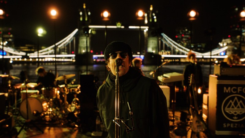 Ο Liam Gallagher τραγουδά από τον Τάμεση