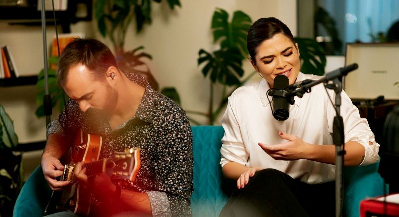 Η Μαρία Κουτσουρλή τραγουδά ξανά ζωντανά από το σαλόνι