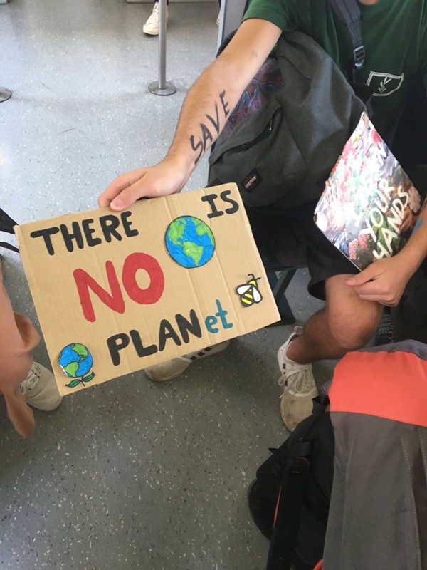 Ο πλανήτης δεν είναι τρένο για να κατέβεις (με αφορμή τη μαθητική πορεία στην Αθήνα για το κλίμα)