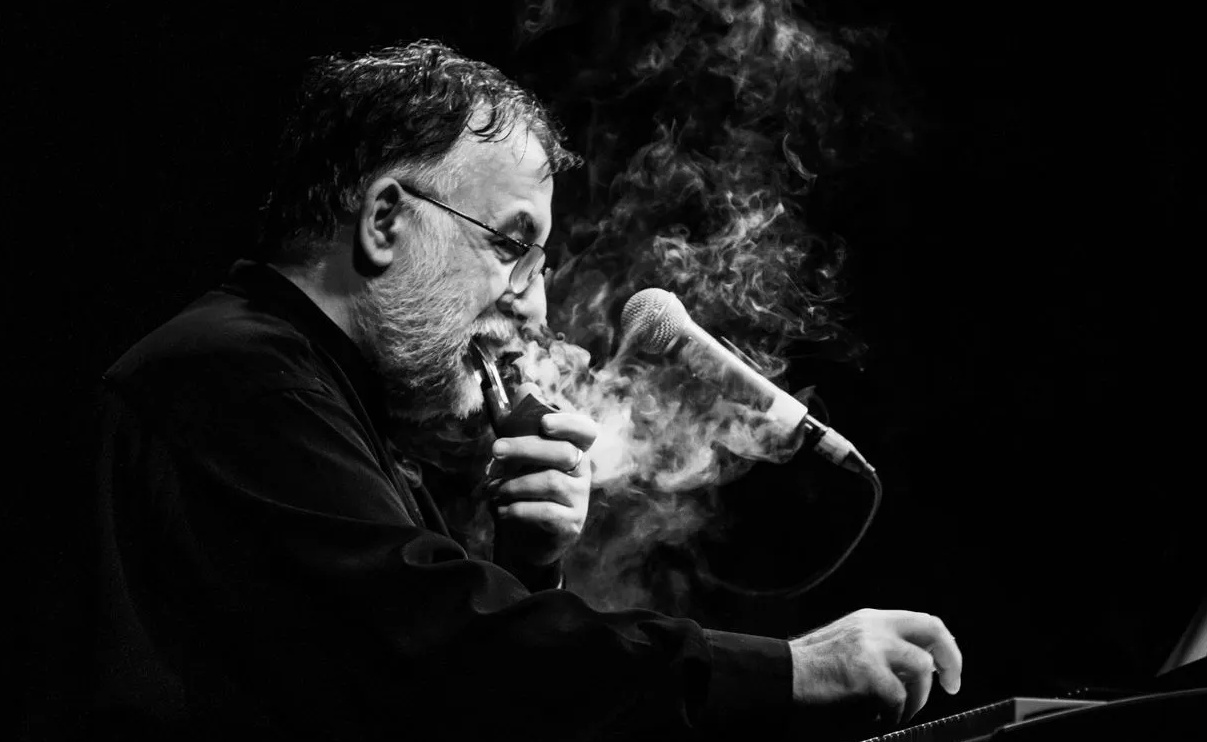 Δίωρο αφιέρωμα στον Θάνο Μικρούτσικο ο Νίκος Μπογιόπουλος