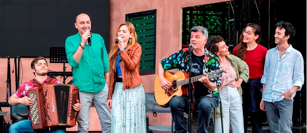 Φοίβος Δεληβοριάς: «Η Ταράτσα καλύπτει το κενό μου να ανήκω σε μια όμορφη ομάδα»