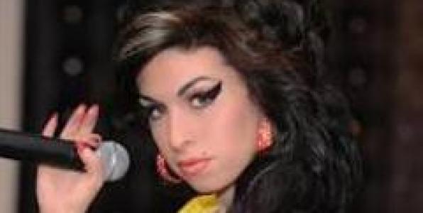 Η ΑΜΥ WINEHOUSE ΞΑΝΑ Νο 1 ΣΤΑ CHART