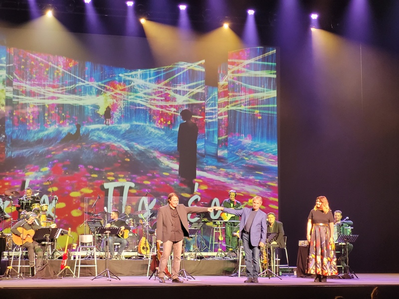 Ο Γιώργος Νταλάρας έφτιαξε ωραία παρέα στο Christmas Theater