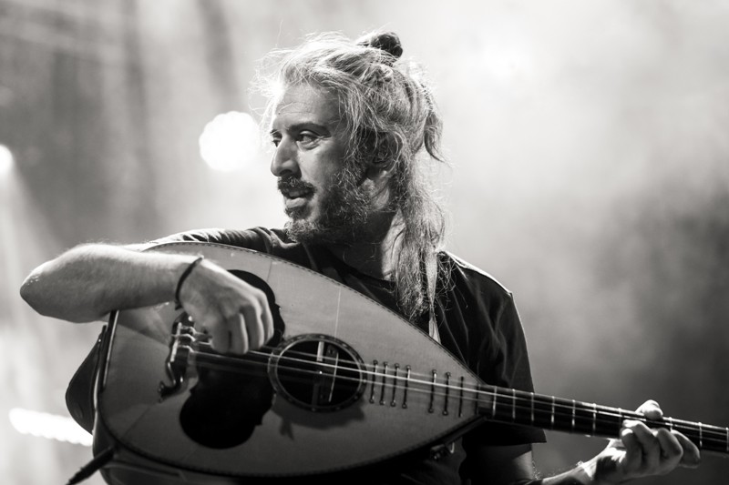 Ο Γιάννης Χαρούλης στο θέατρο Βράχων