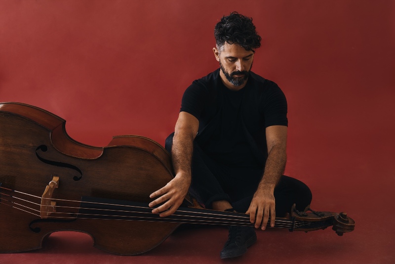 Ο Πέτρος Κλαμπάνης παρουσιάζει live το project «Tora Collective»