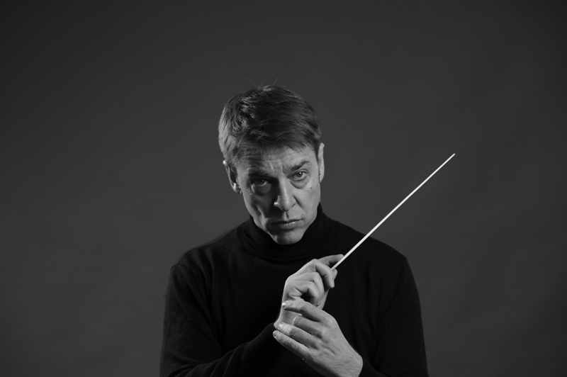 Ο αρχιμουσικός Stefan Geiger διευθύνει την Underground Youth Orchestra