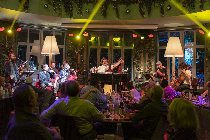 Γιορτές με τον Σταμάτη Κραουνάκη 