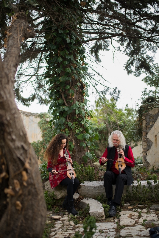 Ο Ross Daly και η Kέλυ Θωμά στο Θέατρο Ροές