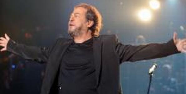 Ο ΓΙΑΝΝΗΣ ΠΑΡΙΟΣ ΣΤΟ ΜΕΓΑΡΟ ΜΟΥΣΙΚΗΣ ΑΘΗΝΩΝ.