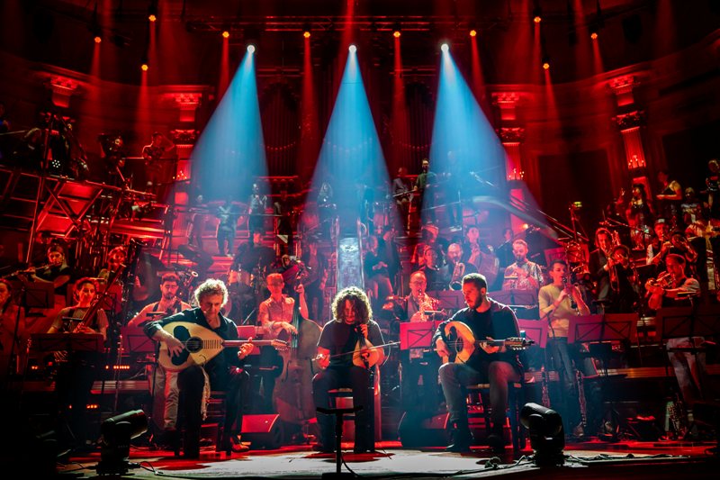 To Nederlands Blazers Ensemble συναντά τον Γιώργο, τον Νίκο, τον Αντώνη και την Απολλωνία Ξυλούρη