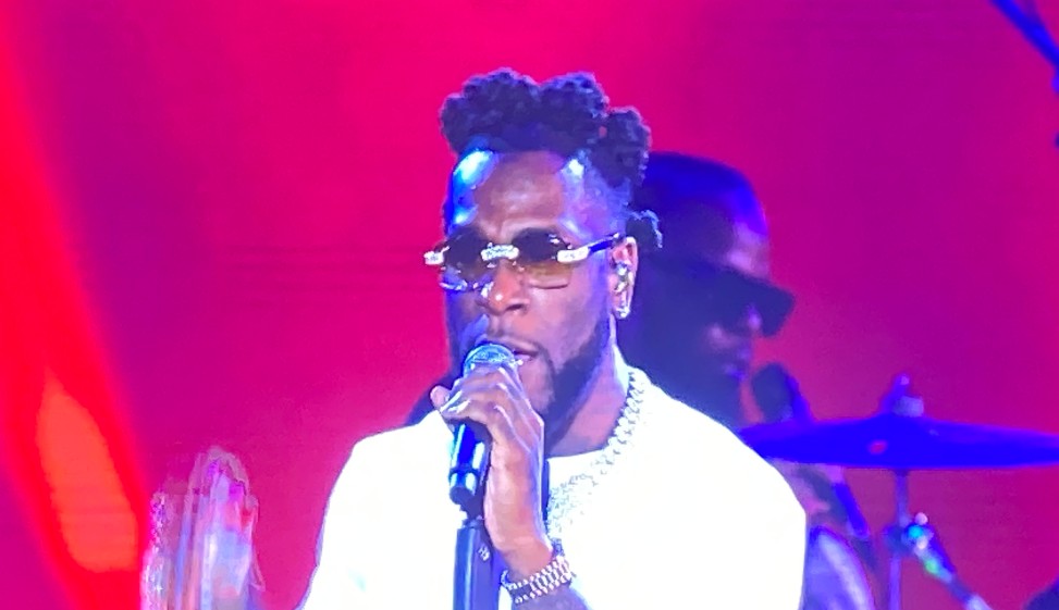 Καυτός Burna Boy στο SNF Nostos