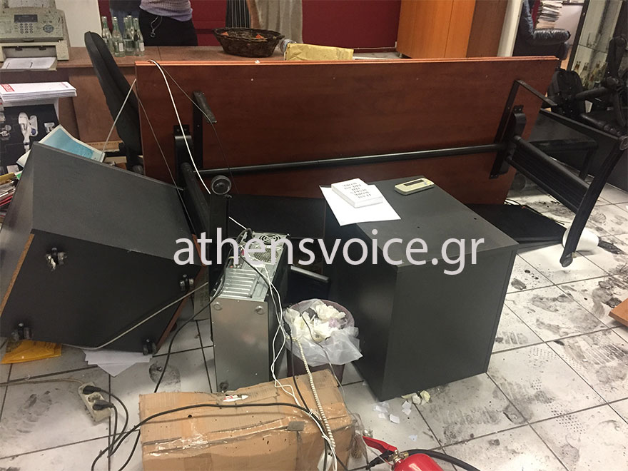 Γυαλιά καρφιά από τον Ρουβίκωνα τα γραφεία της Athens Voice 
